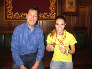 Erika  recibida een el Ayto de Teruel tras su oro en 1500ml jv PC.