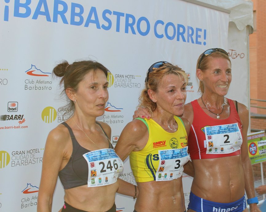 podio-femenino-media-maraton-barbastro