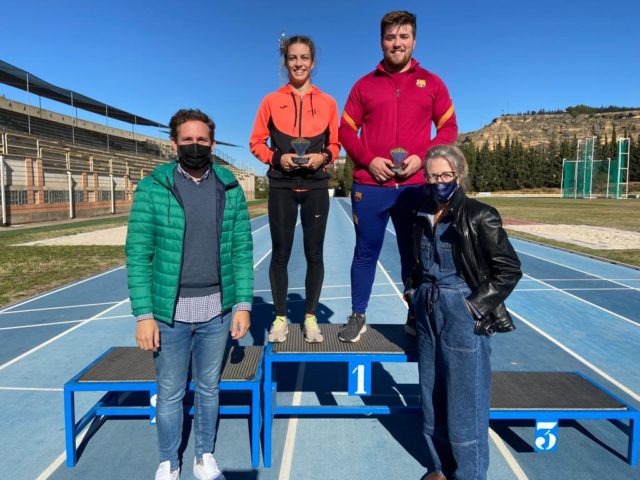 Alcalde de Monzón, Isaac Claver, y Zelanda Bribian, hija de Bribian, con los vencedores del Trofeo